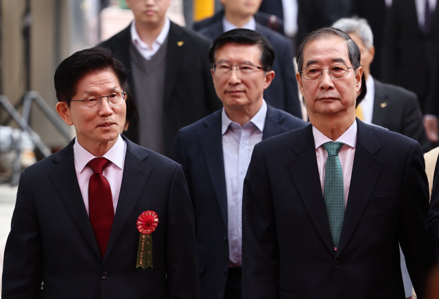 김문수(왼쪽) 국민의힘 대선후보와 무소속 한덕수 대선 예비후보가 5일 서울 종로구 조계사에서 열린 불기 2569년 부처님오신날 봉축법요식에 참석하고 있다. 연합뉴스